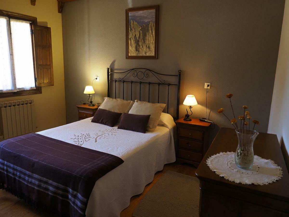 Hospedium Hostal Almanzor Navarredonda de Gredos Buitenkant foto